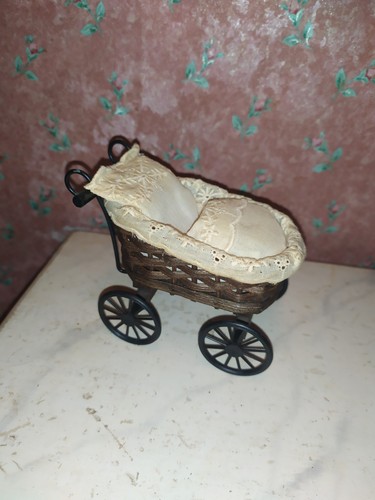 Nostalgie-Puppenwagen